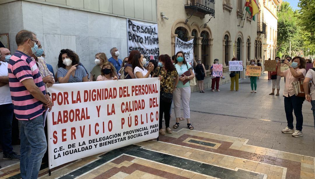 Protesta llevada a cabo ante la sede de la Junta en Jaén.