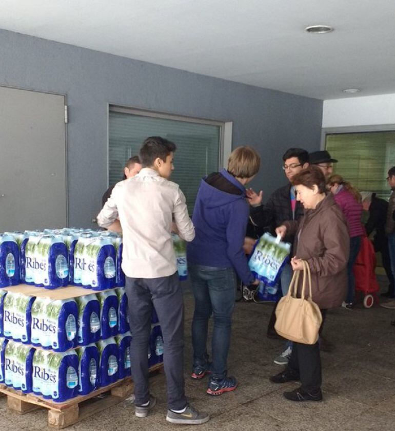 Cues per recollir aigua envasada a Escaldes.
