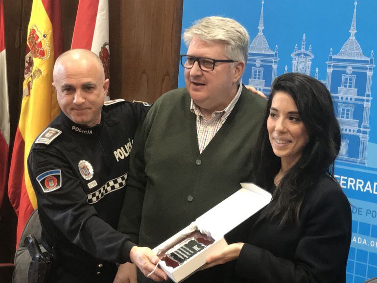 El momento de la entrega de la placa en el ayuntamiento de Ponferrada ante el concejal de policía, Ricardo Miranda