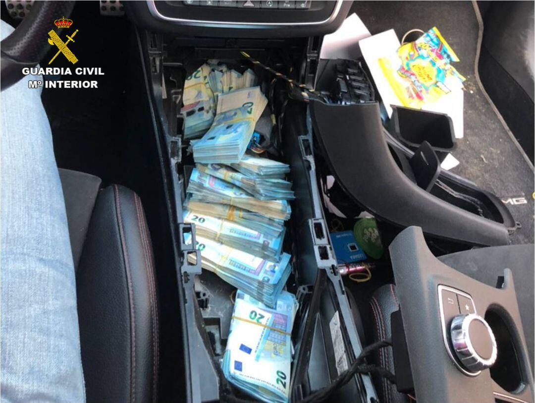 Dinero oculto en el salpicadero del coche del líder de la banda