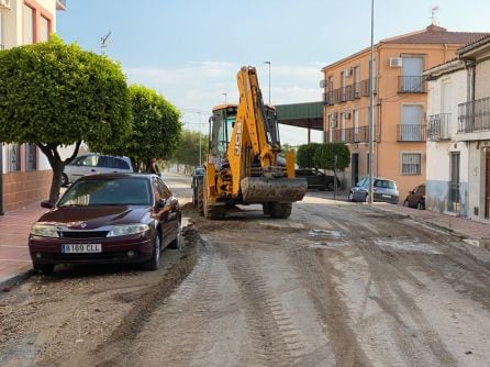 Maquinaria de los Servicios Municipales trabajando en la calle Juan Martín