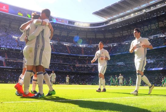 Los jugadores del Real Madrid celebran el primero tanto de Bale.