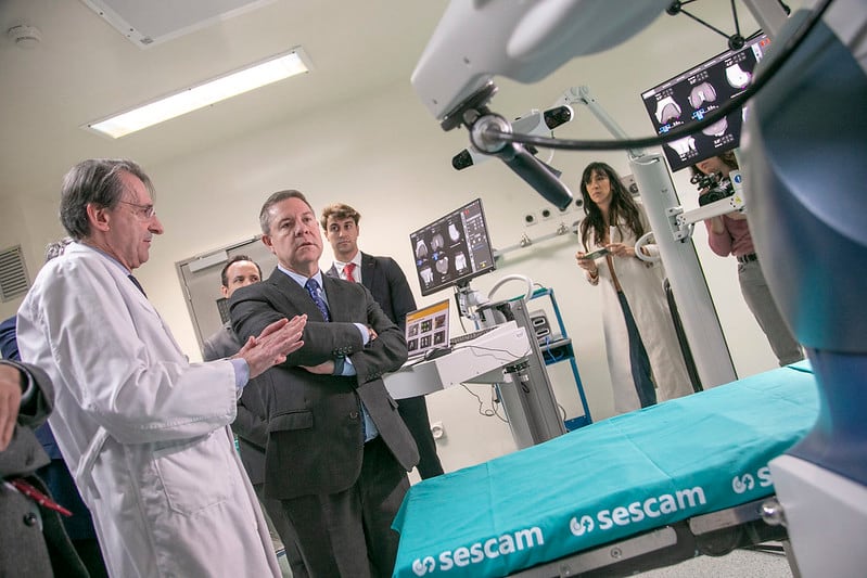 Emiliano García Page, presidente de Castilla La Mancha inaugura el brazo robótico inteligente del hospital general de Ciudad Real