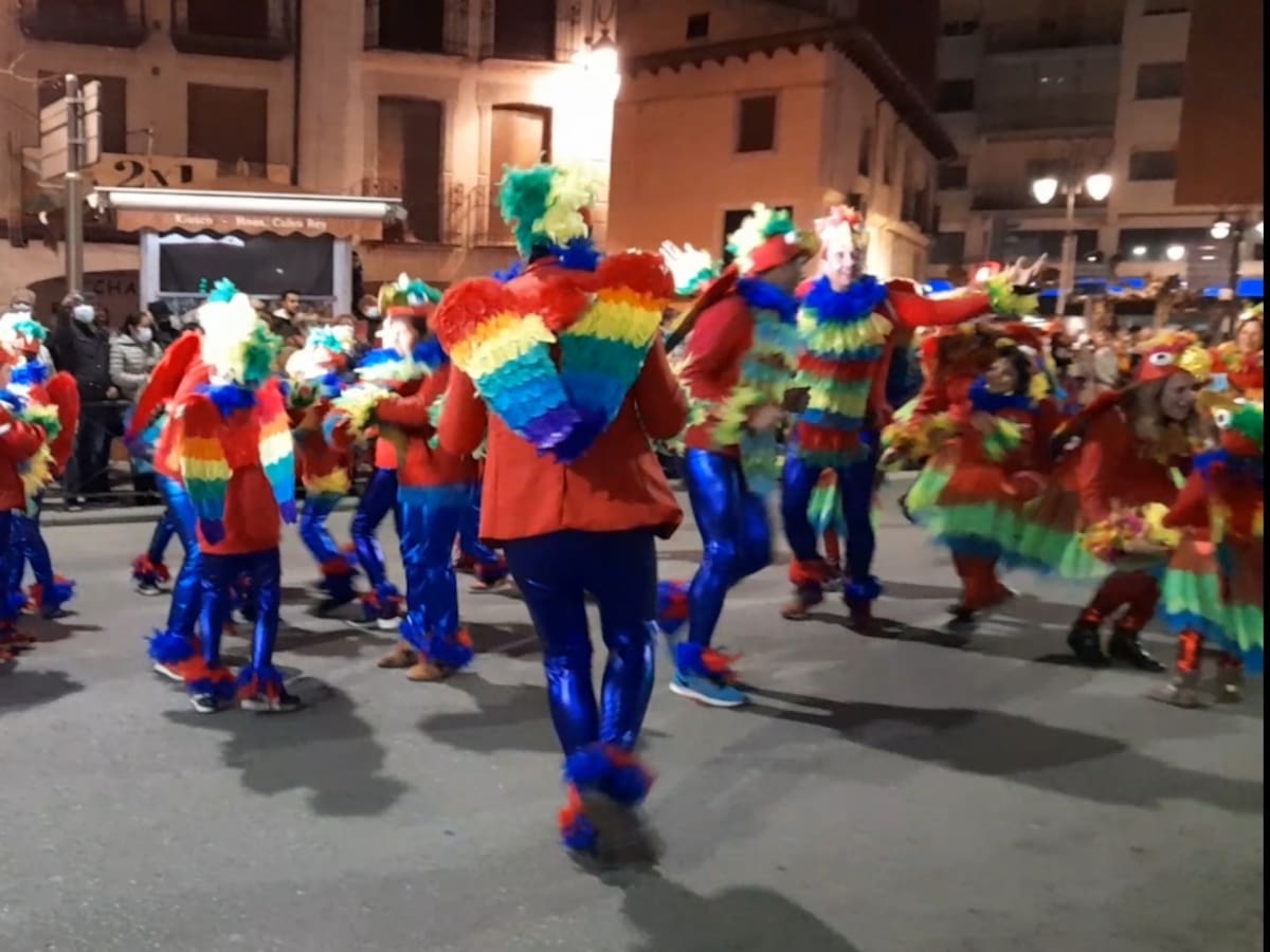 Los pájaros de colores ganan el primer carnaval post pandemia
