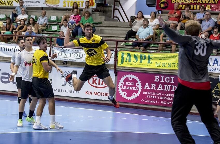 El argentino Fisher -al lanzamiento- fue uno de los más destacados en el reciente partido de Copa Castilla y Léon ante los naveros disputado en el Príncipe.