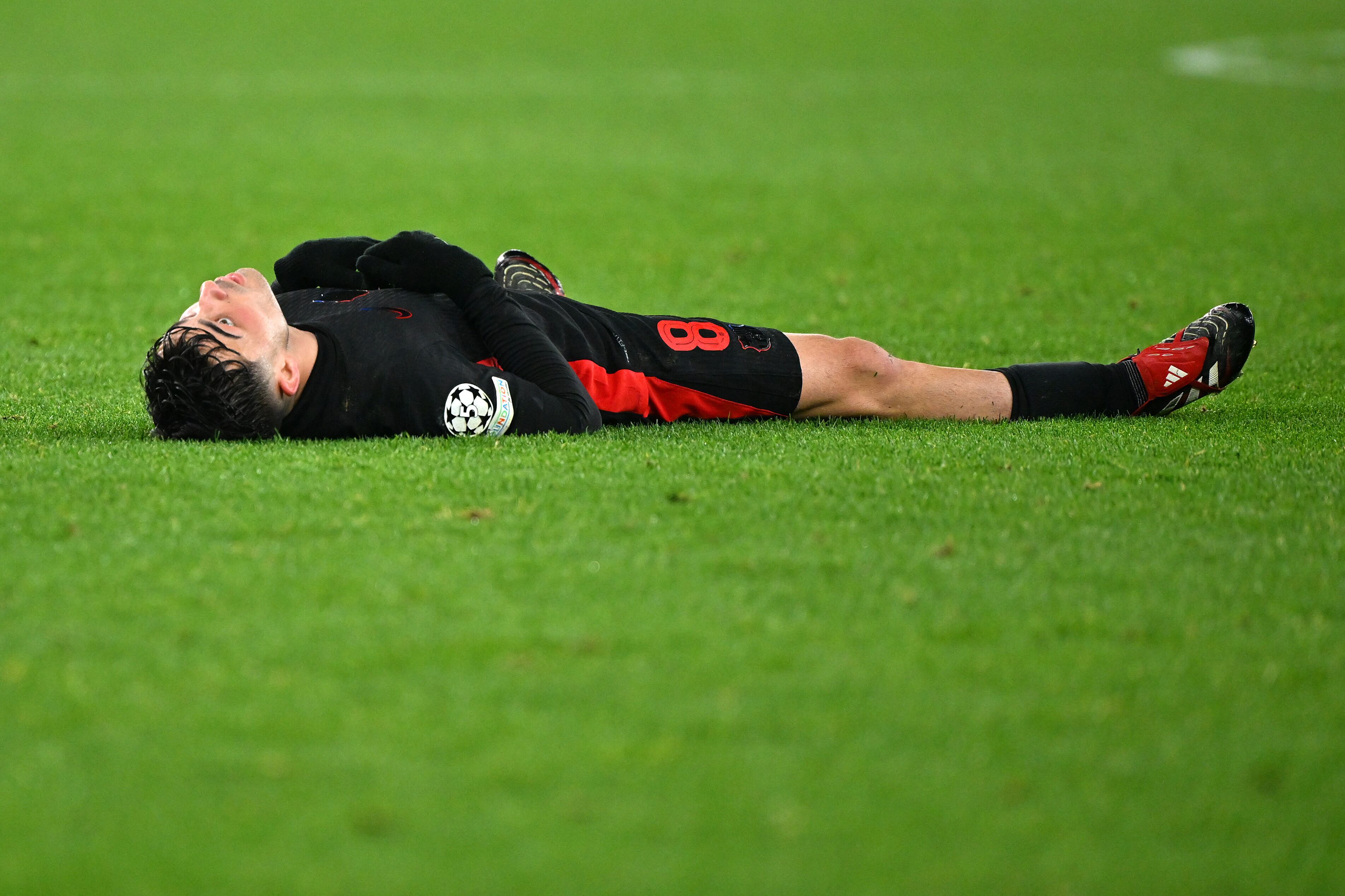 Pedri se toma un respiro durante el Benfica-Barça de Champions