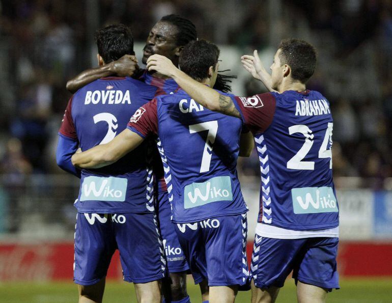 GRA500. SAN SEBASTIAN, 25/10/2014.- Los jugadores del Eibar celebran el primer gol del equipo eibarrés durante el encuentro correspondiente a la novena jornada de primera división, que disputan esta noche frente al Granada en el estadio de Ipurúa. EFE/GORKA ESTRADA.