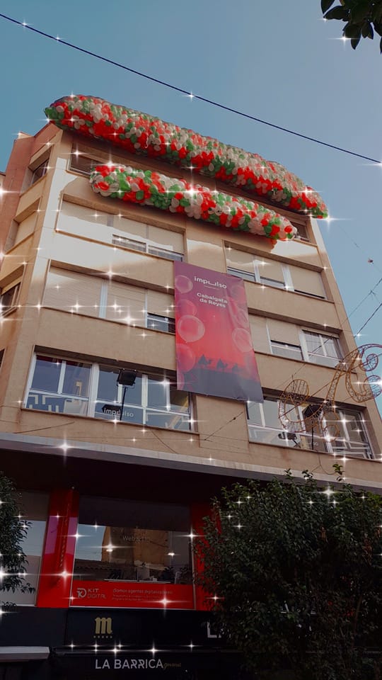 Los globos, preparados para lanzarse a la calle