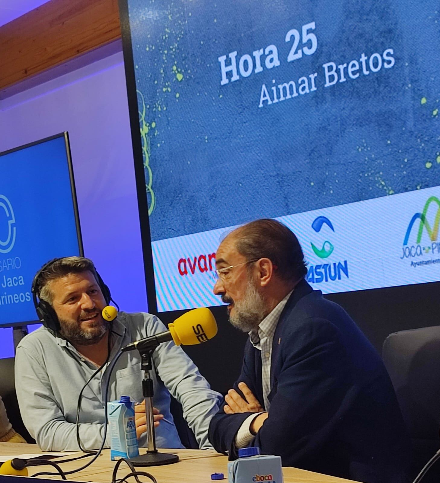 Javier Lambán , entrevistado por Aimar Bretos, en la emisión del programa Hora 25 desde la Ciudadela de Jaca