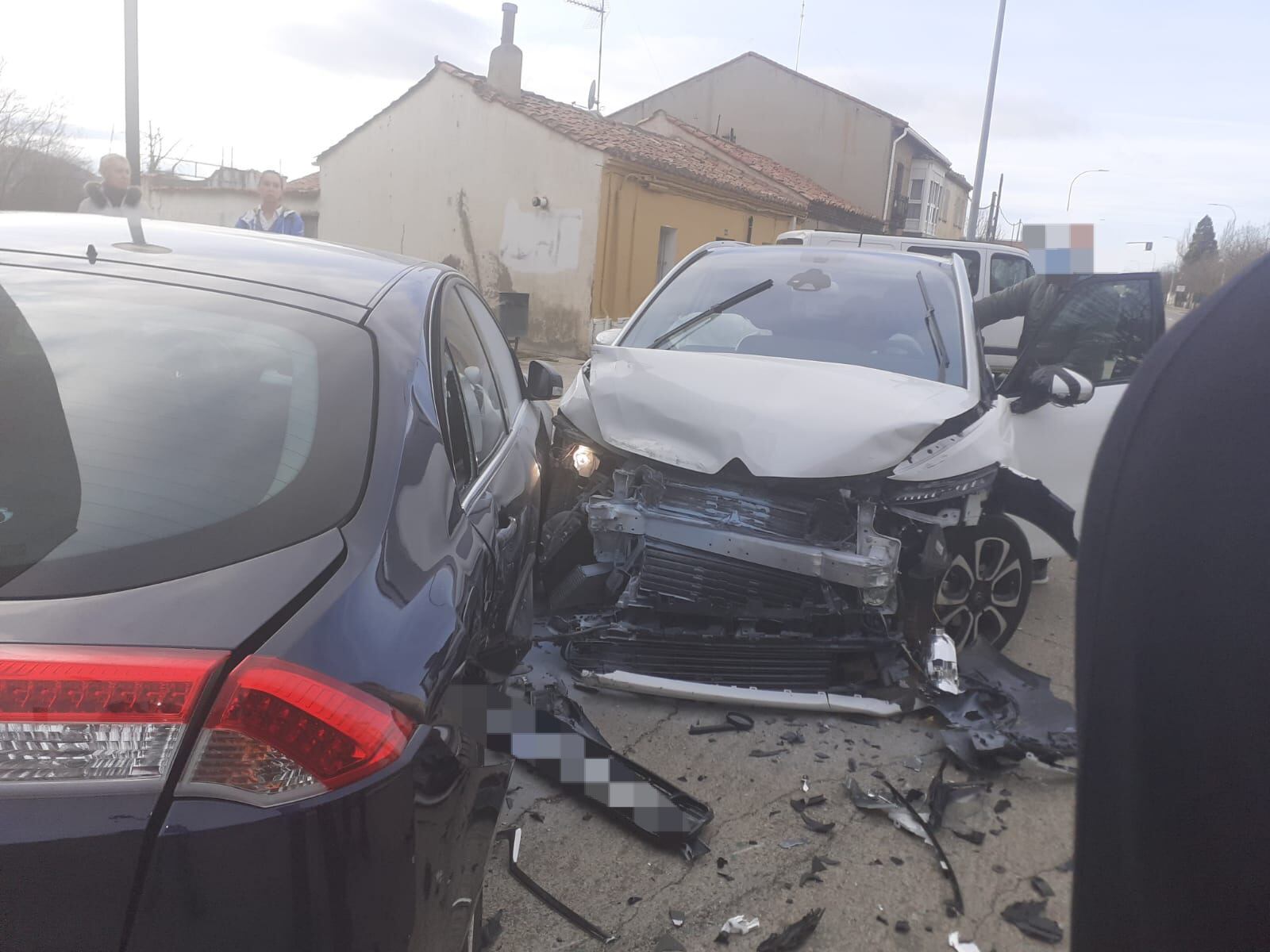 Un conductor choca contra dos vehículos aparcados en Palencia y da positivo en alcohol