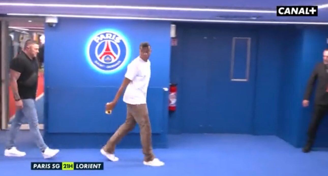 Kylian Mbappé entra al vestuario del Parque de los Príncipes ante del PSG - Lorient