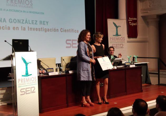 La investigadora Elena González Rey, a la derecha, recibió su premio de manos de la consejera Lina Gálvez