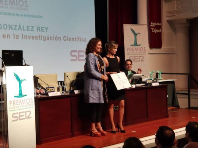 La investigadora Elena González Rey, a la derecha, recibió su premio de manos de la consejera Lina Gálvez