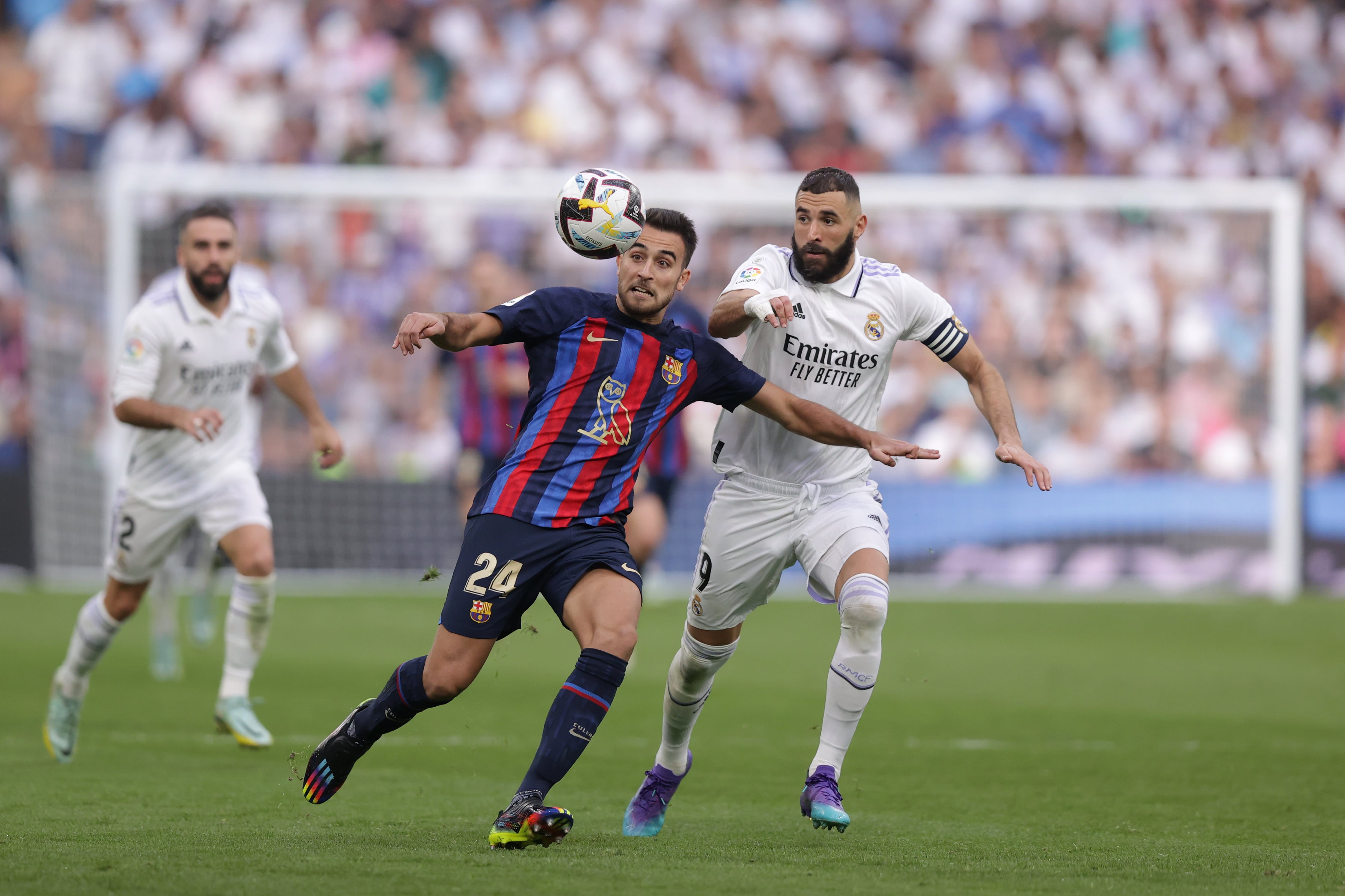 Eric Garcia y Karim Benzema en el clásico del Real Madrid y FC Barcelona. (Photo by Gonzalo Arroyo Moreno/Getty Images)