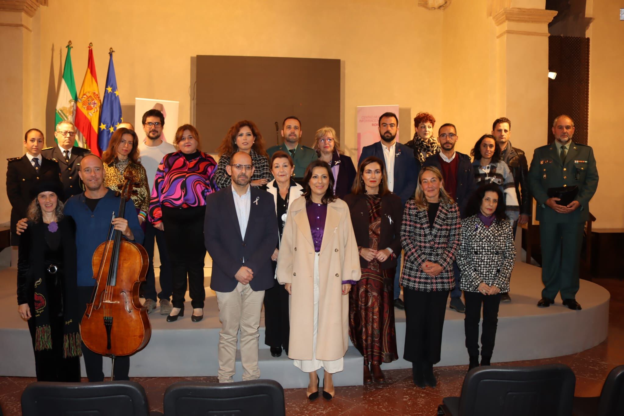 La artista Mari Carmen Gamarro Jiménez interpretó un poema sobre la igualdad.