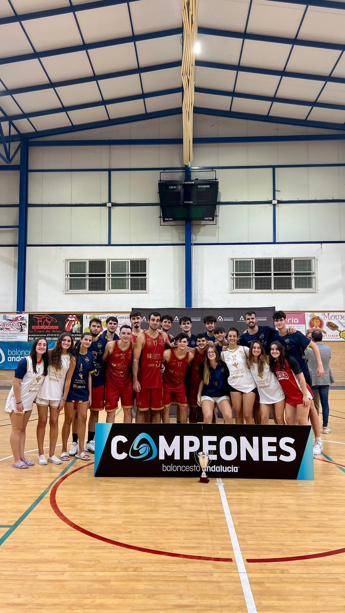 Los equipos masculino y femenino del Jaén CB celebran los títulos de Copa Delegación.