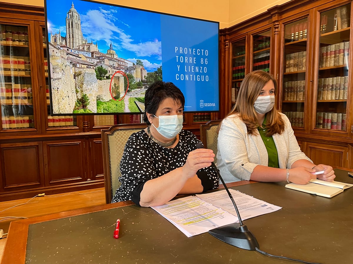 A la izq. la alcaldesa, Clara Luquero, junto a la concejal de urbanismo, Clara Martín, en la presentación de los trabajos de consolidación de la muralla.