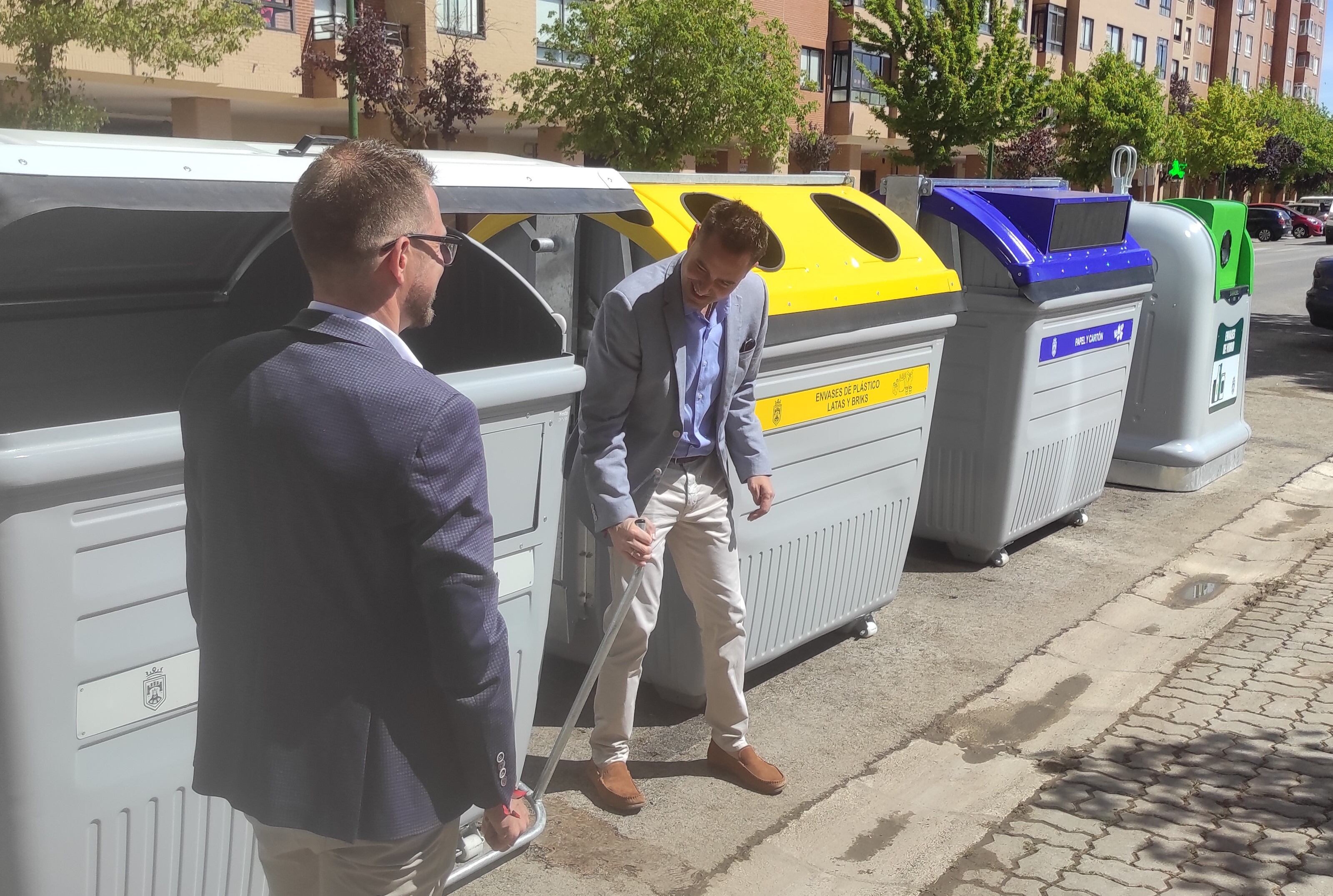 El alcalde de Burgos, Daniel de la Rosa, y el concejal de Medio Ambiente, Josué Temiño, usando los nuevos contenedores situados en la calle Condesa Mencía 122. / Foto: Radio Castilla