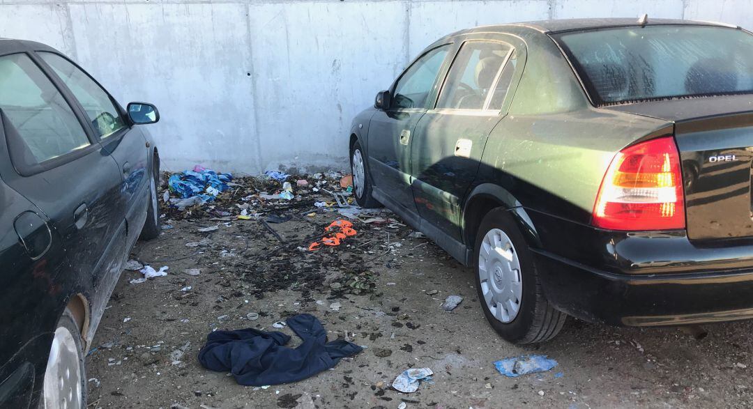 Suciedad en el parking del Centro de Salud de Expansión Norte.
