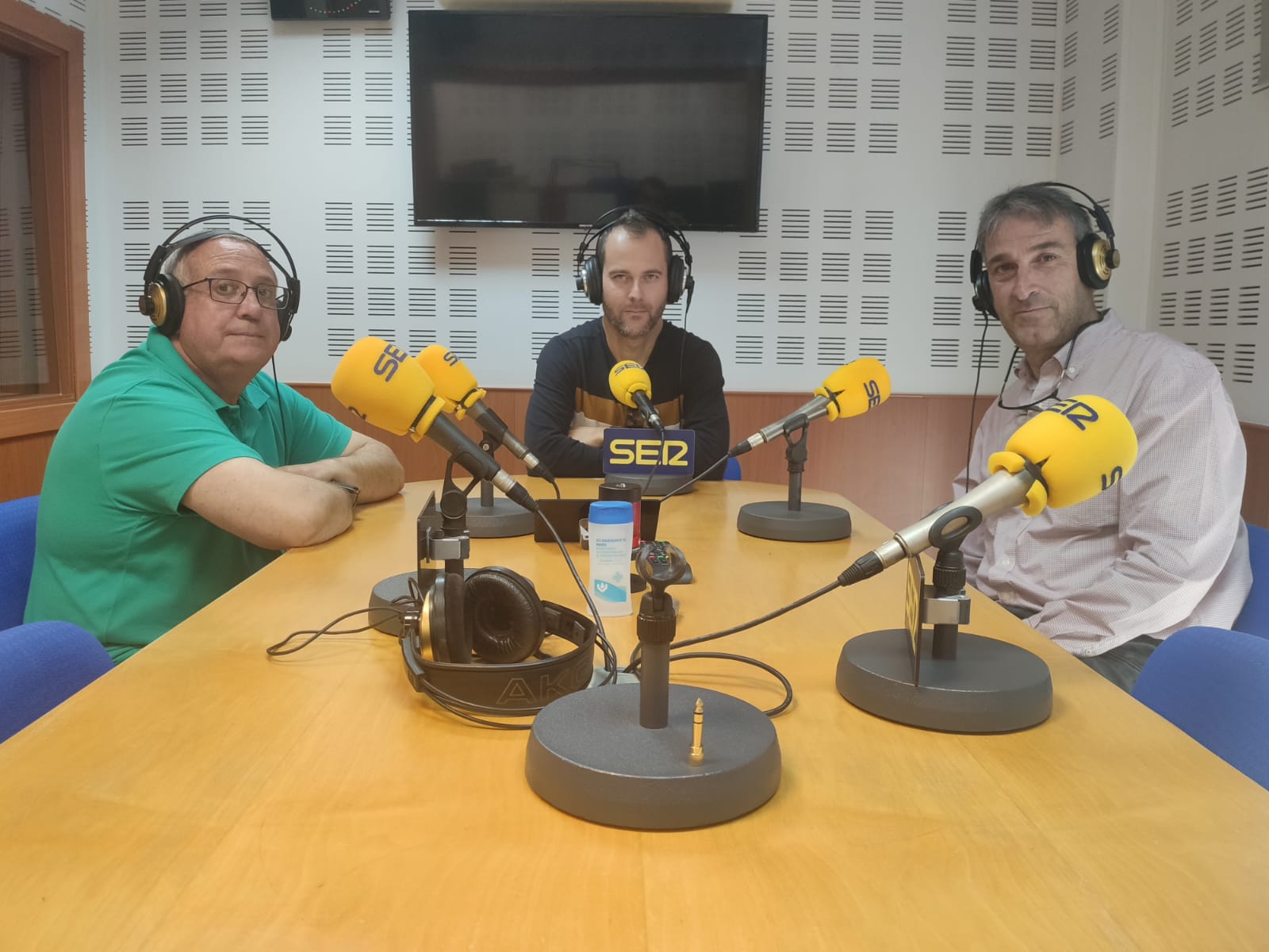 Integrantes del colectivo Lorquino Bosqueo2 en los estudios de Radio Lorca SER.