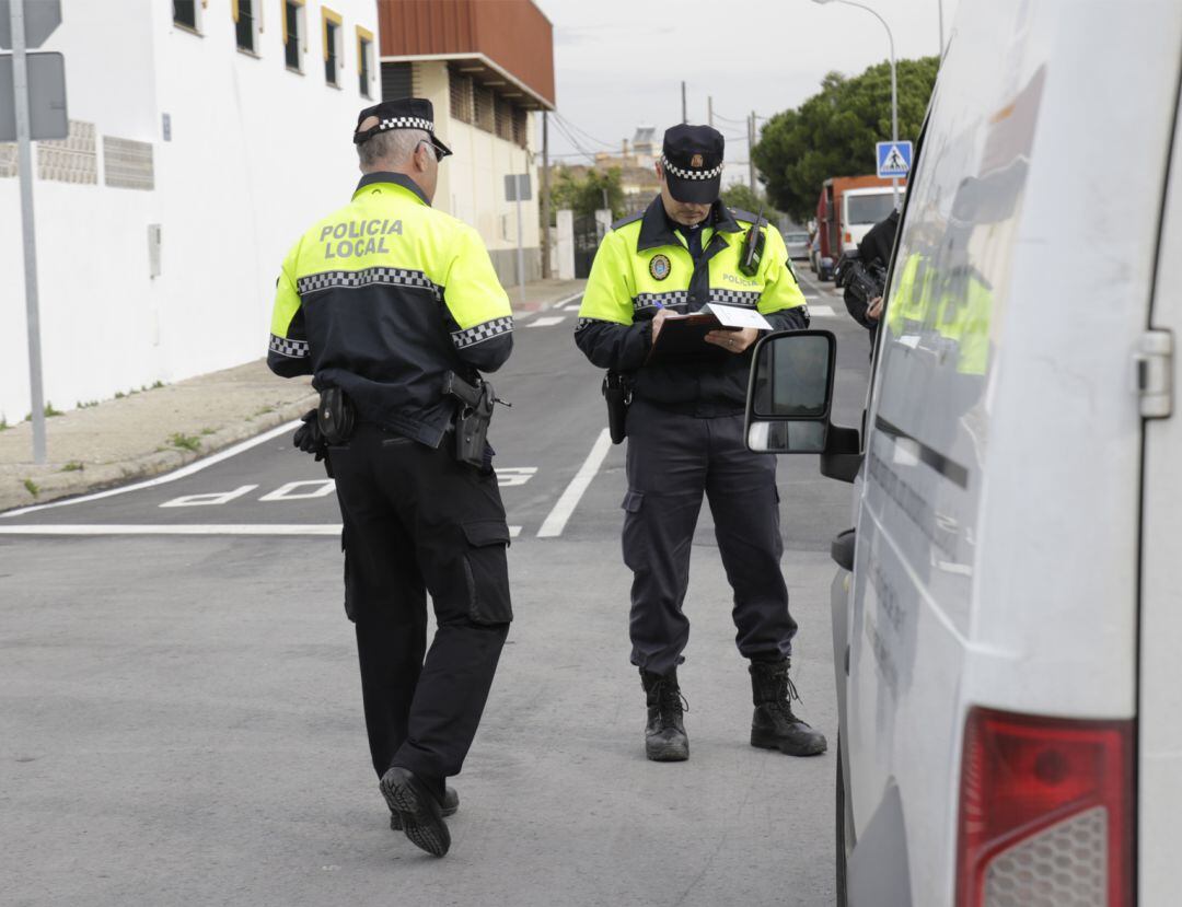 Los hombres realizaron un presunto delito de falsedad documental de dos varones por hacer uso de una tarjeta de la ITV caducada y simularla tenerla en vigor