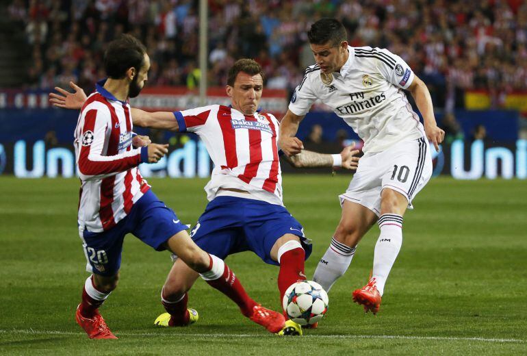 James, ante Juanfran y Mandzukic