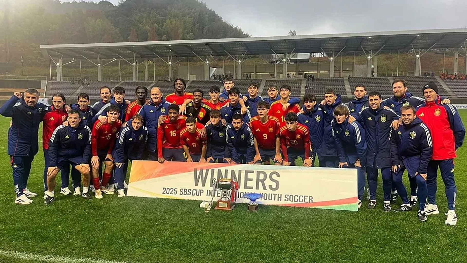 La Selección Española sub-19 tras conquistar la SBSCup International Youth Soccer