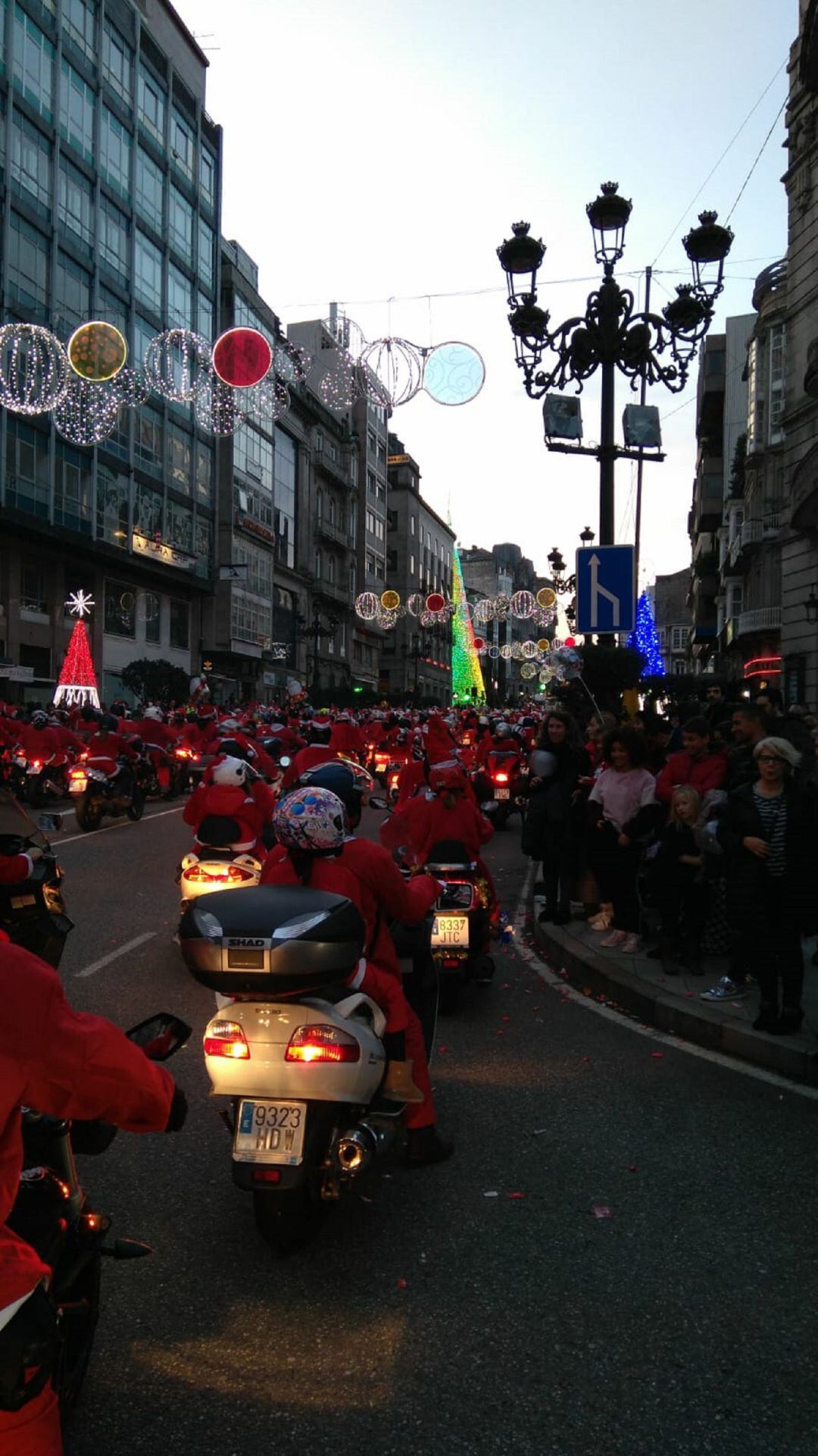 Momento de la Papanoelada por el centro de Vigo