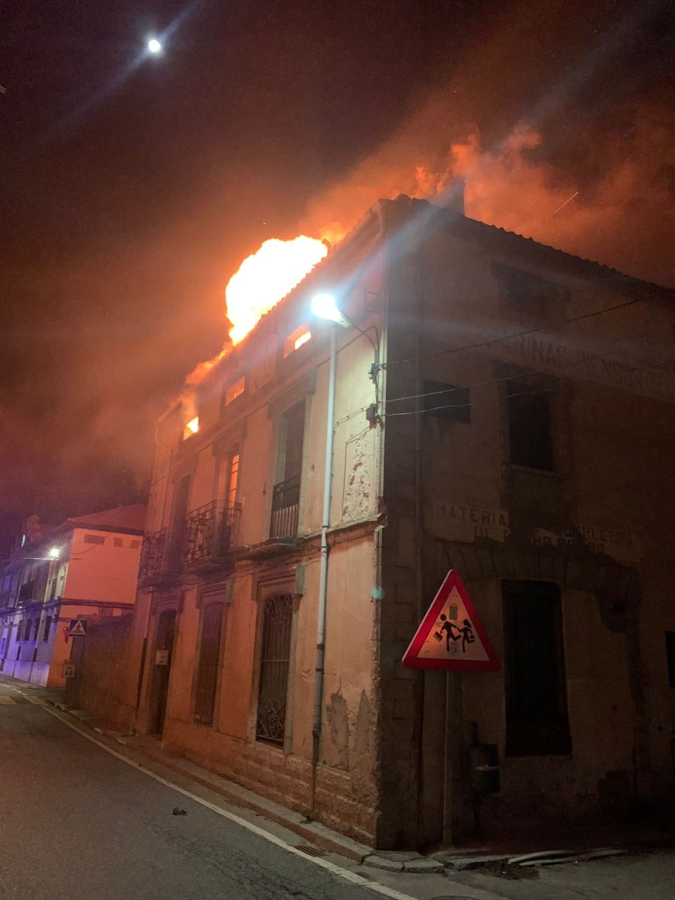 Imagen de las llamas del incendio en la vivienda de Fuenterrebollo