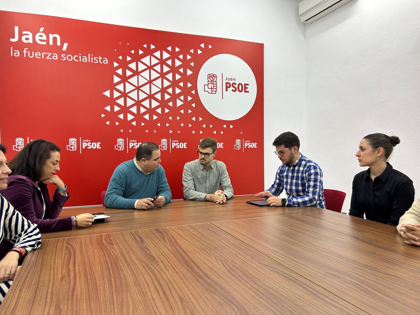 El parlamentario socialista, Víctor Torres, y el presidente de la asociación de estudiantes del Conservatorio, Pablo Fuentes (ambos en el centro), durante la reunión que han mantenido en la sede provincial del PSOE.