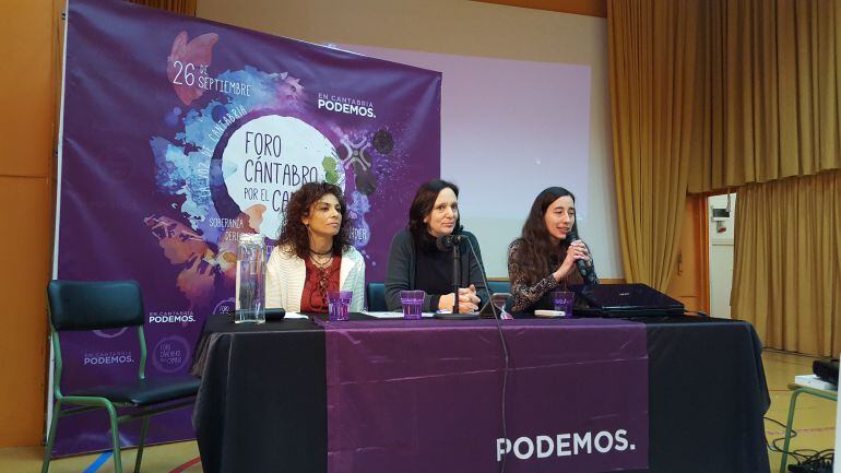 Carolina Bescansa, diputada de Podemos por Madrid. A su derecha,  Rosana Alonso, diputada por Cantabria y a su izquierda, Ruht Ruiz, responsable del área de Movimientos Sociales.