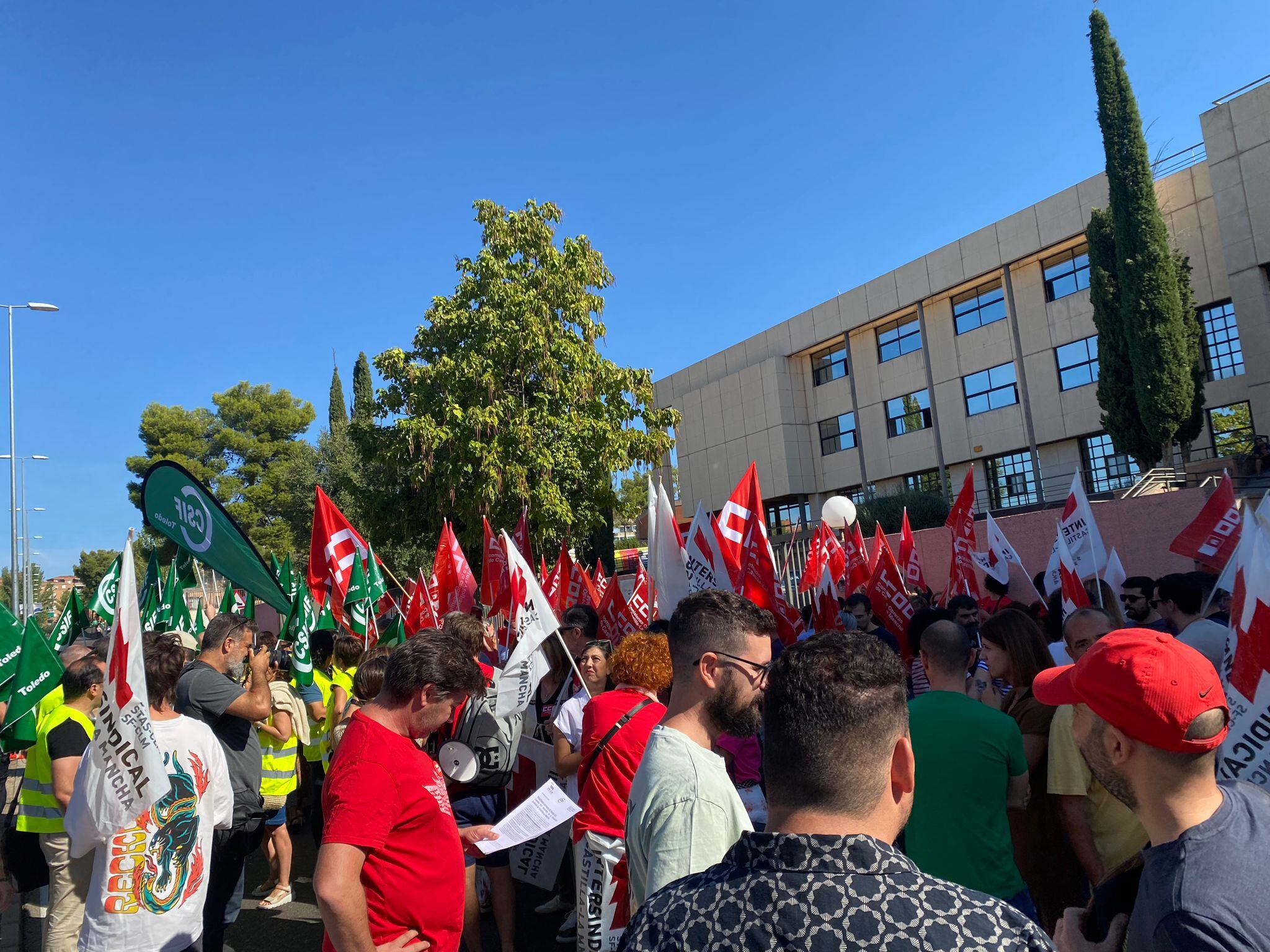 Concentración de los sindicatos en la delegación de Educación en Toledo