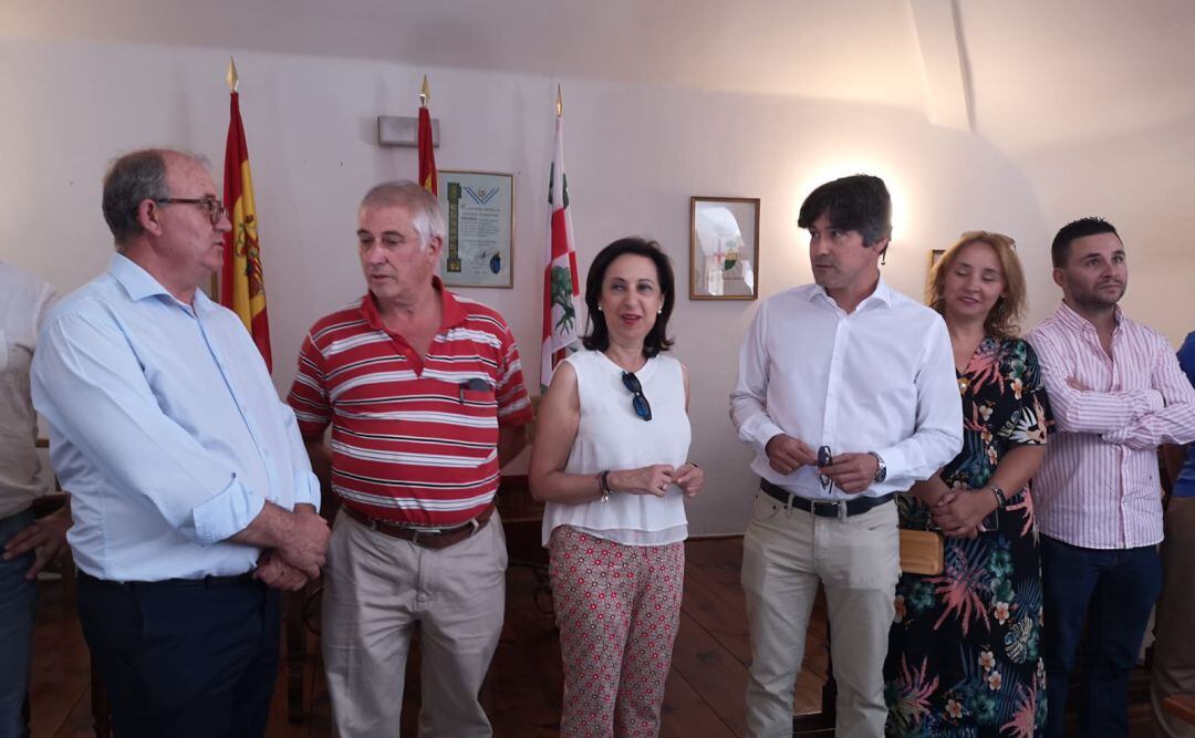 La ministra de Defensa en funciones, Margarita Robles, visita Navalacruz para mostrar la solidaridad con los afetados por los incendios en Ávila