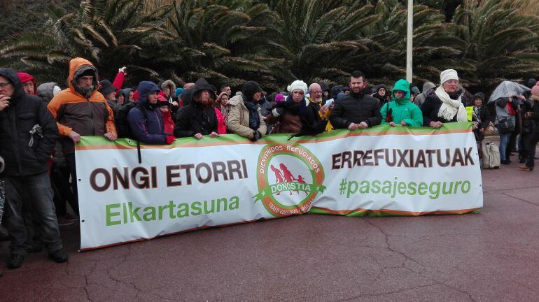 Ciudadanos anónimos portaban la pancarta que abría la manifestación por los derechos de los refugiados