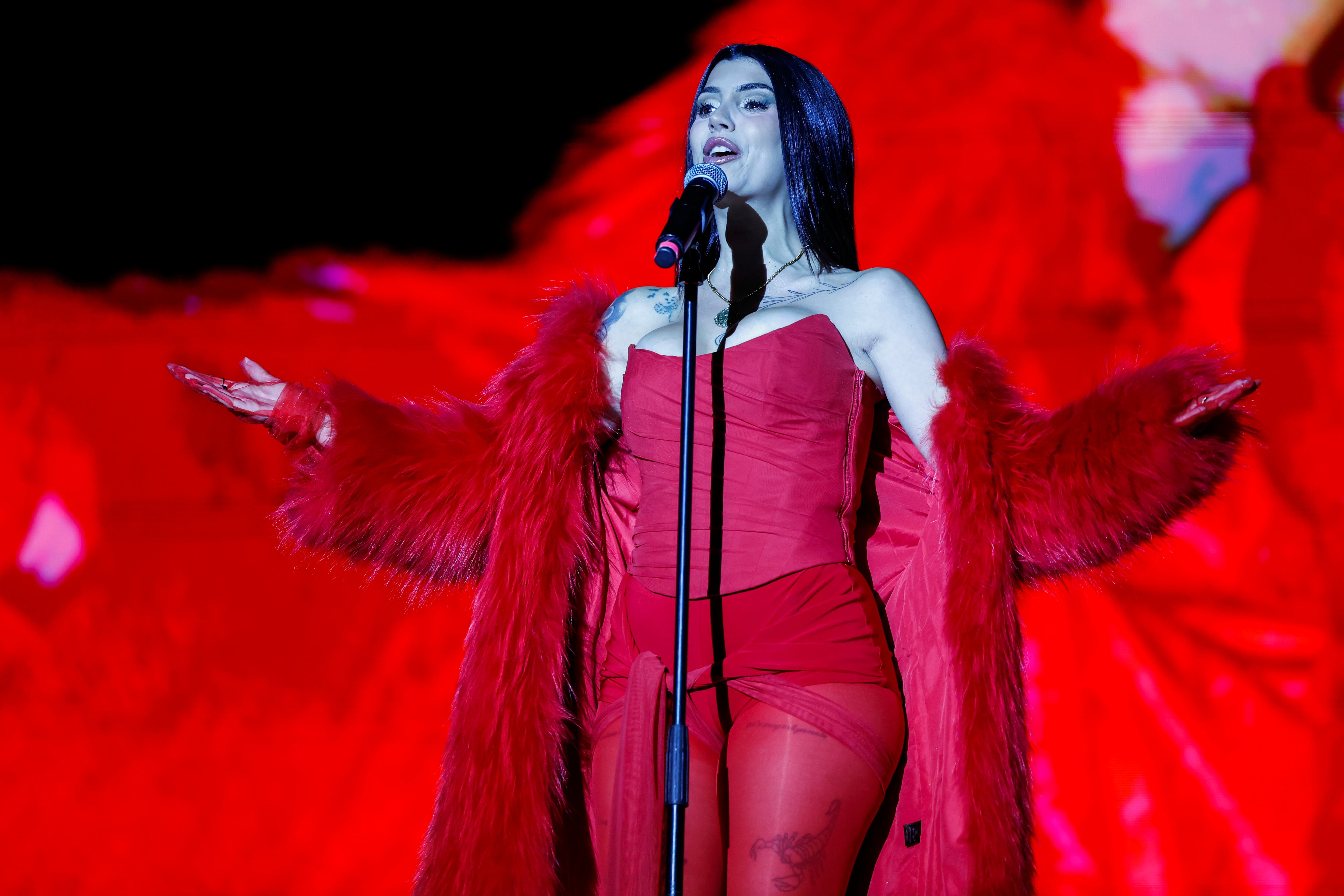 ZARAGOZA, 10/10/2025.- La cantante y compositora Naiara durante su actuación hoy viernes en el festival ´Los 40 Pop´ que se celebra en la plaza del Pilar de Zaragoza. EFE / Javier Cebollada.