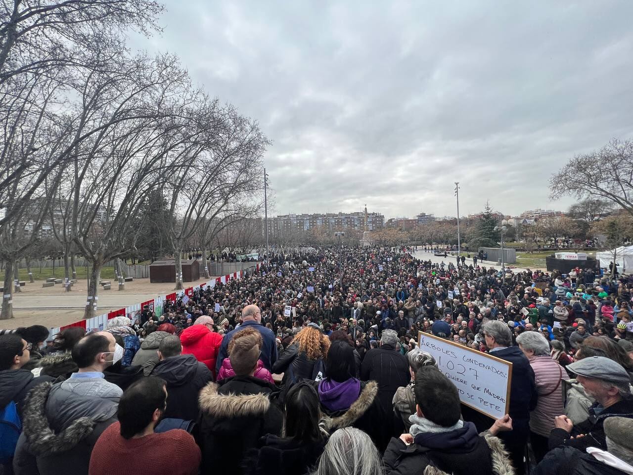 Vecinos de Madrid Río protestan por la tala de árboles para la ampliación de la línea 11 de Metro