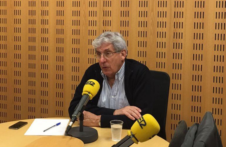 El físico Pedro Miguel Etxenike, en los estudios de Radio San Sebastián.