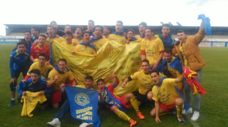 Los jugadores celebran el ascenso en el campo de la Arandina