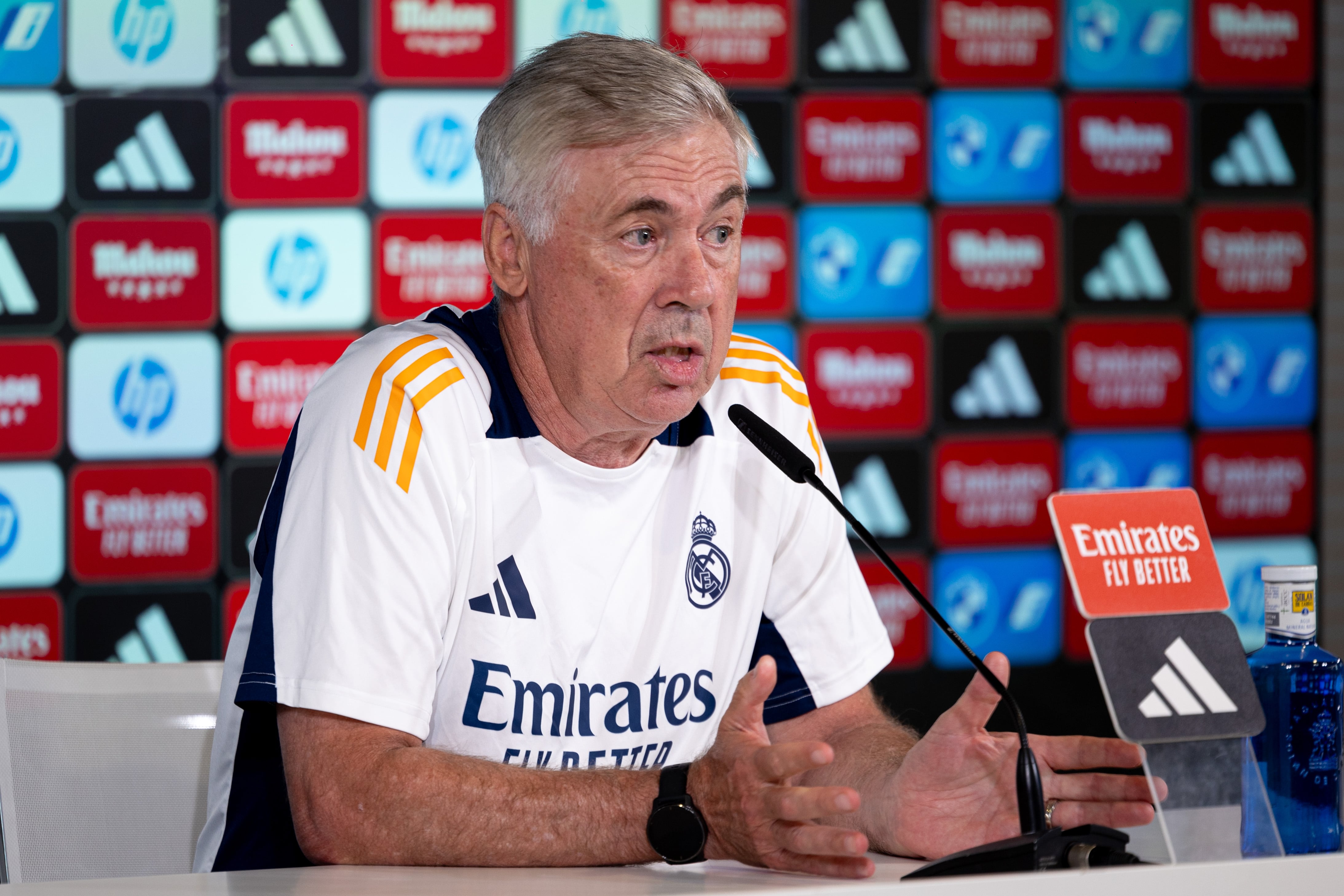 Carlo Ancelotti hablando en rueda de prensa