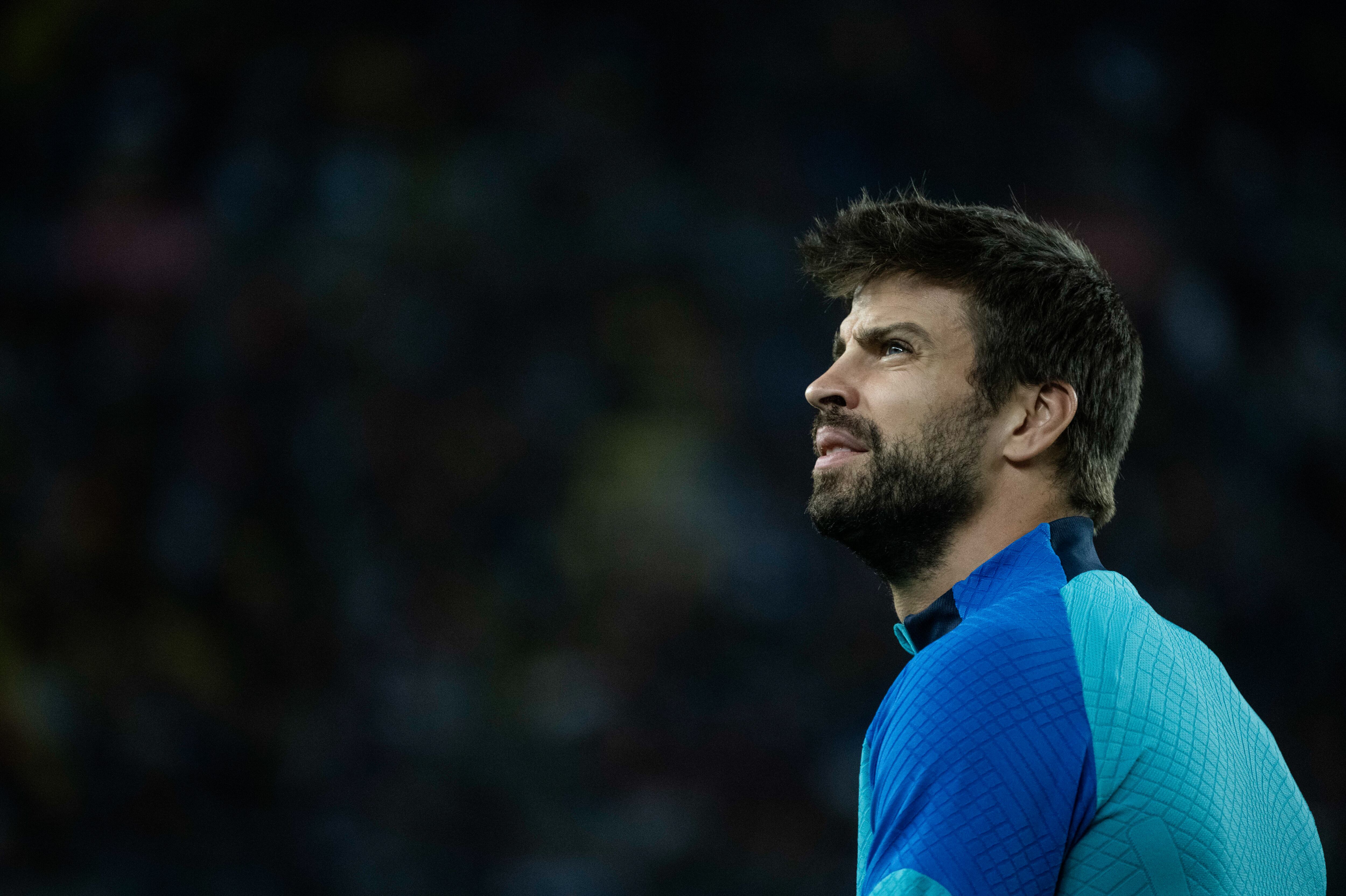 Gerard Piqué calentando con el Barça en un partido de LaLiga