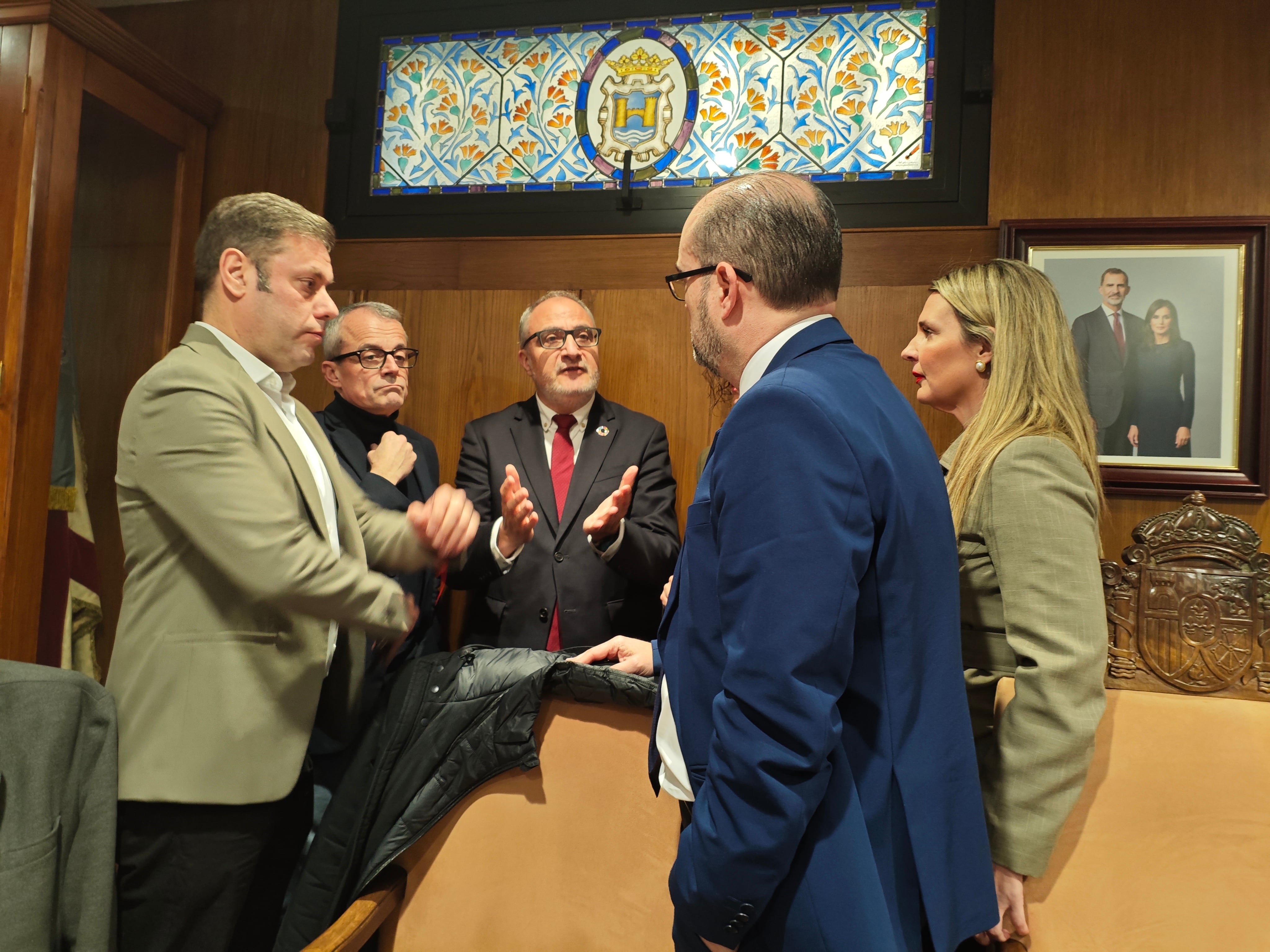 Momento del receso para decidir dejar sobre la mesa el punto sobre la ORA