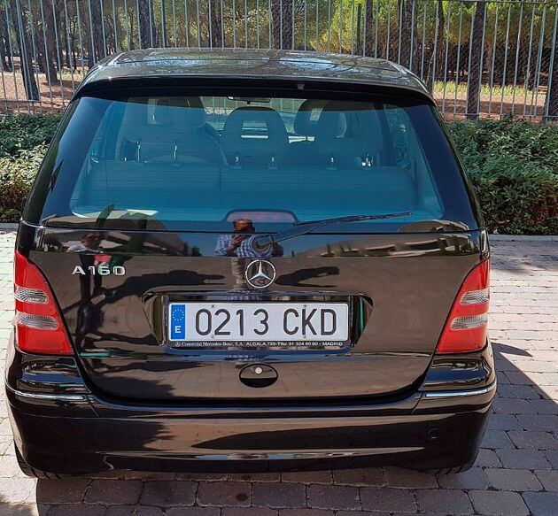 Fotografía del twitter de una amiga de la familia Fernández Ochoa del Mercedes, clase A, de color negro, con matrícula 0213CKD