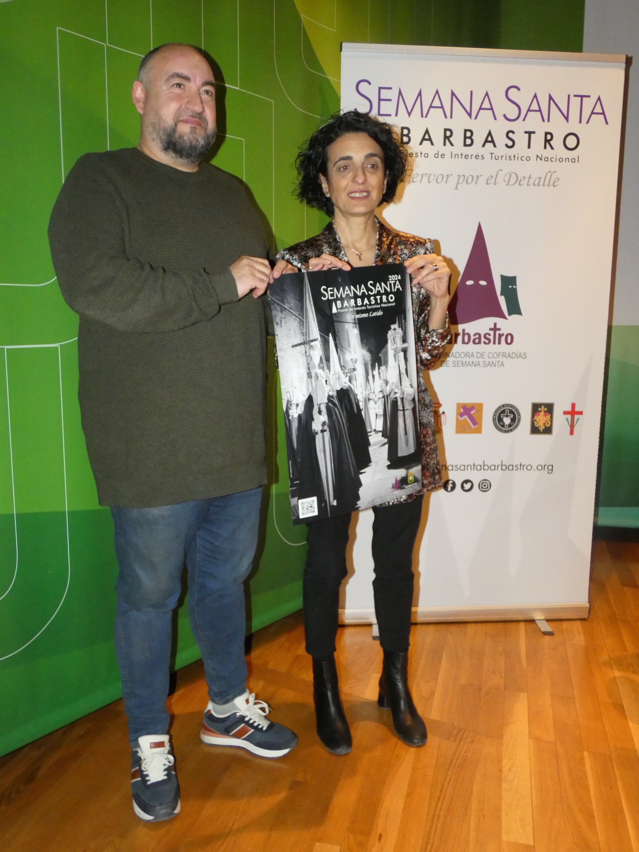 El autor del cartel, Sergio Sanz, con Silvia Peropadre, presidenta de la Junta Coordinadora.