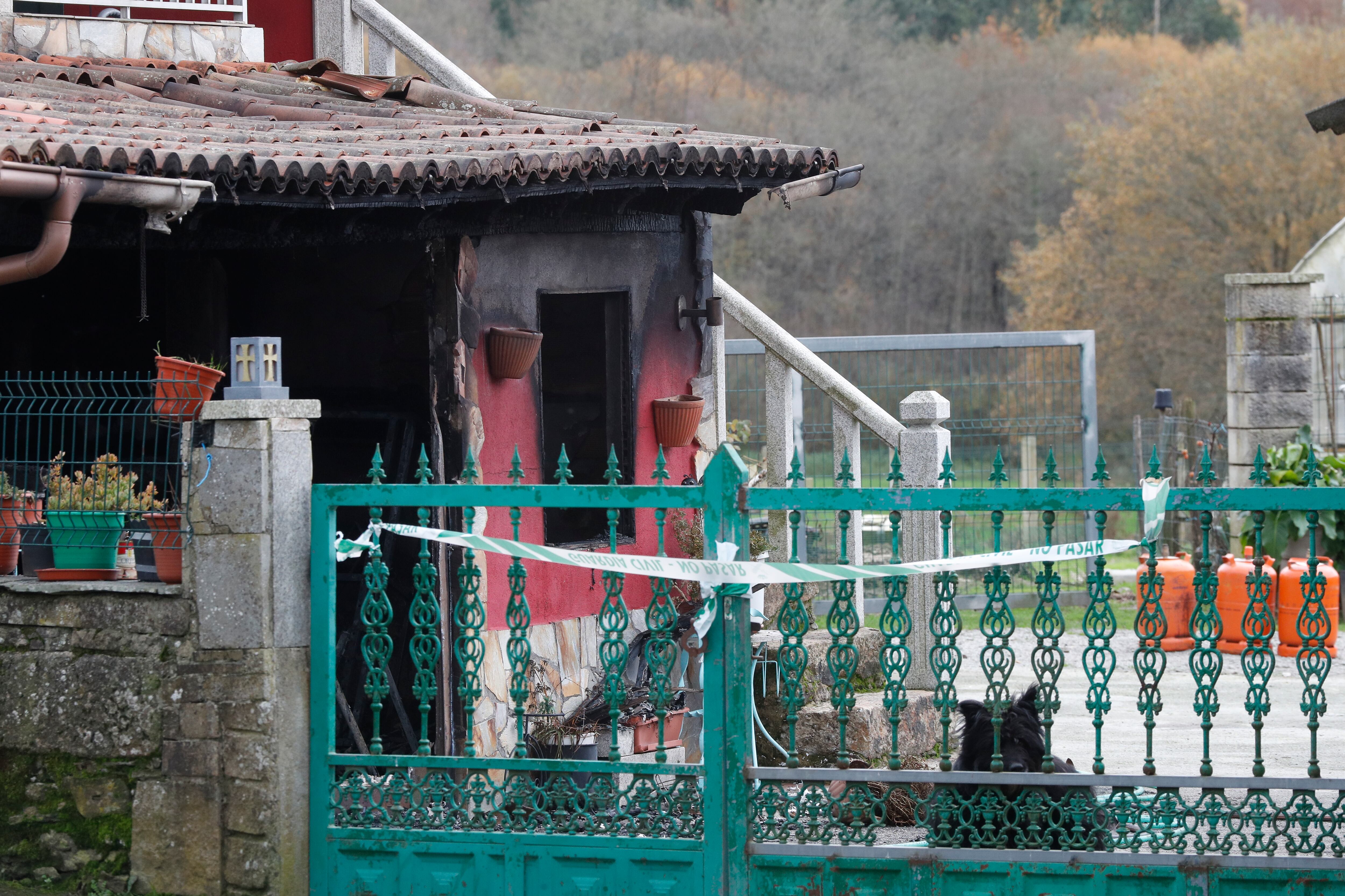 PALAS DE REI, 08/12/2025.- Vivienda sita en A Graña, en la parroquia de San Xiao do Camiño, Palas de Rei, donde esta madrugada se ha originado un incendio causando la muerte a una mujer de 51 años, y otras cinco personas, entre ellas un menor, han tenido que ser trasladadas al hospital. EFE/ Efe/eliseo Trigo