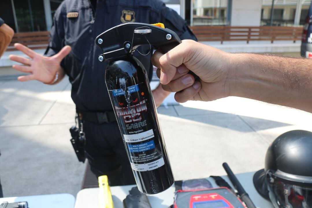 Una pistola de gas pebre de les que utilitzen els Mossos d'Esquadra.