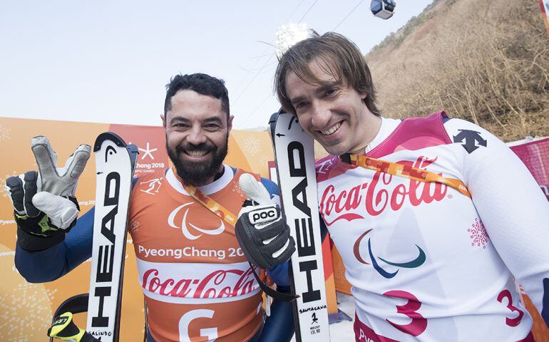 Jon Santacana y su guía Miguel Galindo celebran la pmedalla de plata lograda en la carera de supercombinada en Pyeonchang