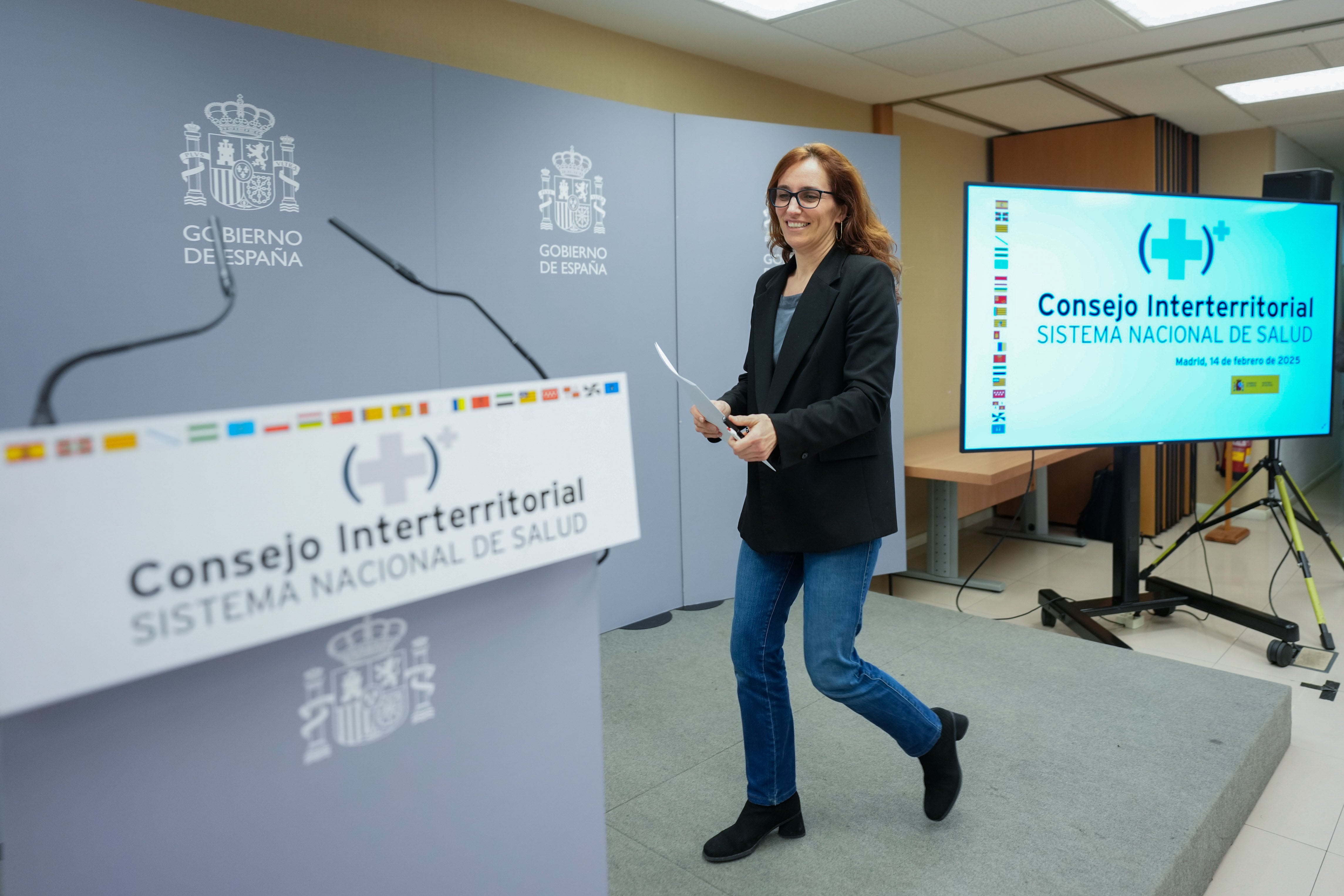 MADRID, 14/02/2025.- La ministra de Sanidad, Mónica García, llega a la rueda de prensa que ha ofrecido tras la reunión del Consejo Interterritorial del Sistema Nacional de Salud (SNS), que reúne al Ministerio de Sanidad y las comunidades autónomas, y ha aprobado este viernes el primer plan nacional para la prevención del suicidio, que se cobra unas 4.000 vidas al año. EFE/ Borja Sánchez-Trillo
