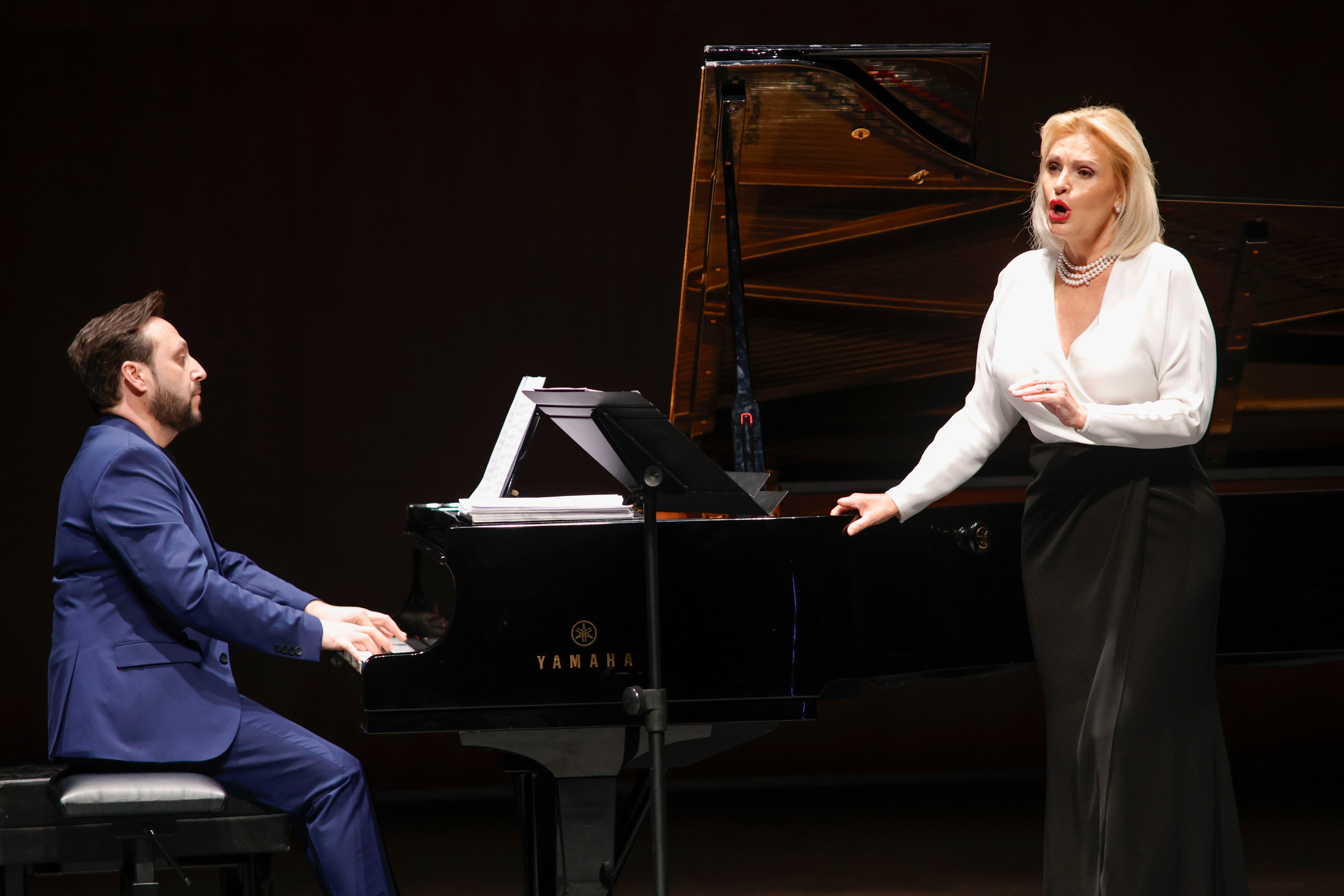 La soprano Ainhoa Arteta, durante su recital de este sábado junto al pianista Javier Carmena en el Auditorio de Ferrol (foto: Kiko Delgado / EFE)