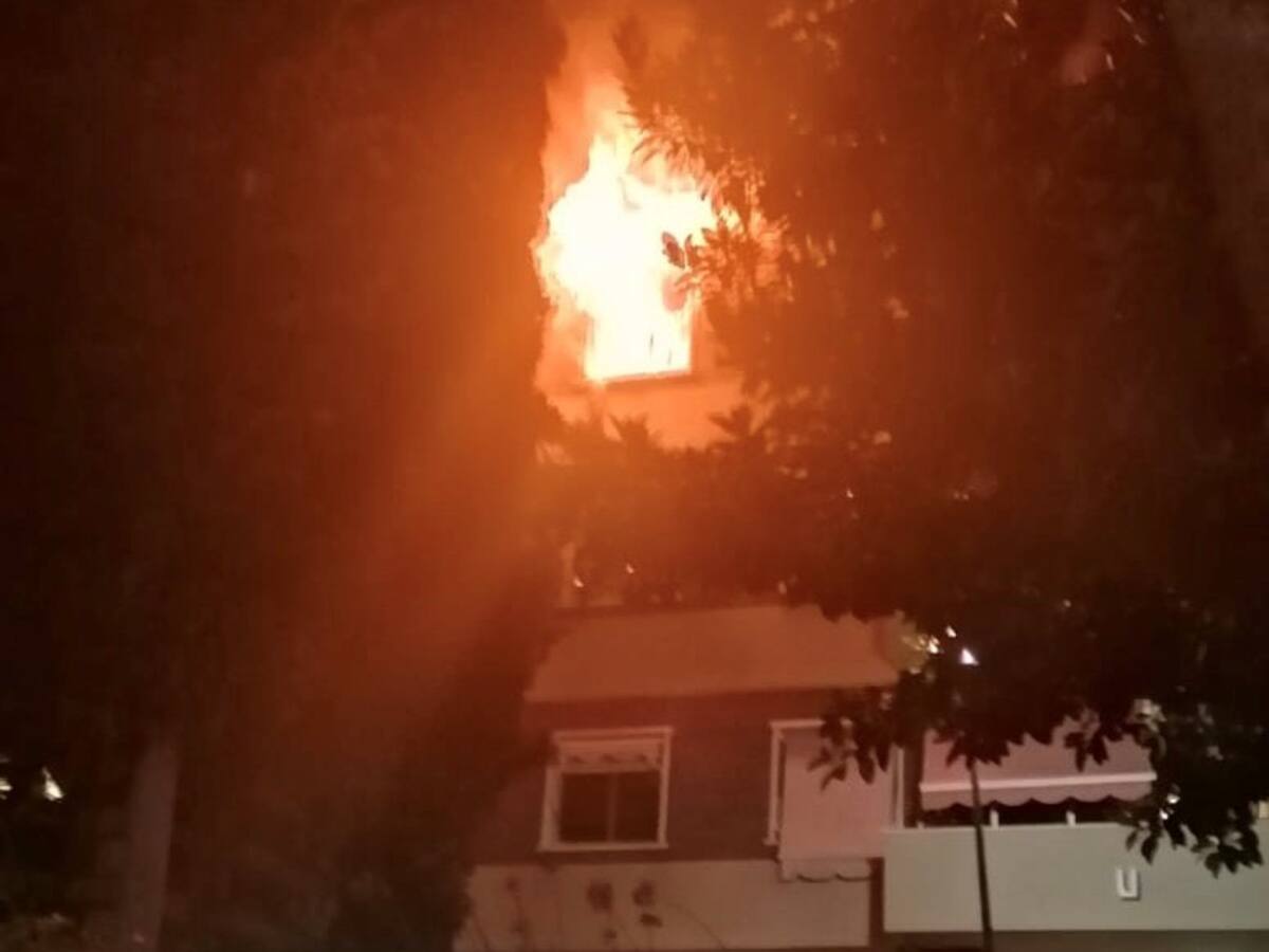 Los bomberos sofocan un incendio en una vivienda de la barriada El Palo de Málaga