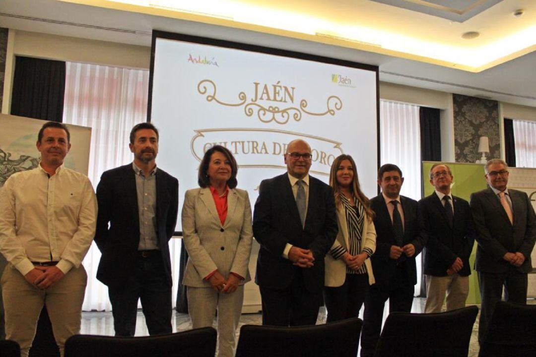 Foto de familia del acto promocional celebrado este jueves en el Hotel Colón